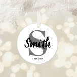 Personlig Grått- och Black Family Monogram Julgransprydnad Keramik<br><div class="desc">Skapa din egen personlig-grått och svartvit mongrammad textdesign som högtidlighåller ett årsdatum. För några brev,  t.ex. W,  kan du minska teckensnittet storlekt. Du kan också prova ett annat teckensnitt när du anpassar designen. Skapa en bröllop-gåva till ett par eller nygifta. Du kan lägga till ett foto på baksidan.</div>
