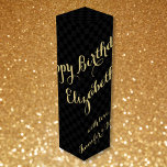 Personlig Grattis på födelsedagen Faux Guld Black  Presentask För Vinflaska<br><div class="desc">Skapa din egen anpassningsbar, personlig, klass, vackra elegant faux-typografi/skript, coola-svart och grått-kontrollerad mönster, guld-/champagnepresentlåda för födelsedagsdag, med vinet på personligen på framsidan och önskemålens anteckning/meddelande längst bak. Den här lådan i vin är gjord med en stabil 24-bitars kartong och rymmer de flesta 1, 5 L vin, champagne och sprit flaskor....</div>