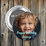 Personlig Grattis på födelsedagen Namn och foto Knapp<br><div class="desc">Anpassa den här pojkens födelsedagsknapp genom att lägga till barnets bild och namn till den här knappen Grattis på födelsedagen i anpassningsområdet.</div>