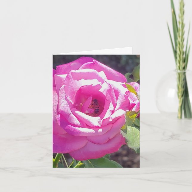 Personlig gratulationskort med rosa ros och bi kort (Framsida)