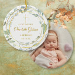 Personlig Greenery Guld Boy Girl Foto Julgransprydnad Keramik<br><div class="desc">Med en dekorativ lagergarland,  guld ringar och guld kor. Anpassa med din speciella foto- och baptism eller information om att döpa om den här eleganten eller flickan. Designad av Thisisnotme©</div>