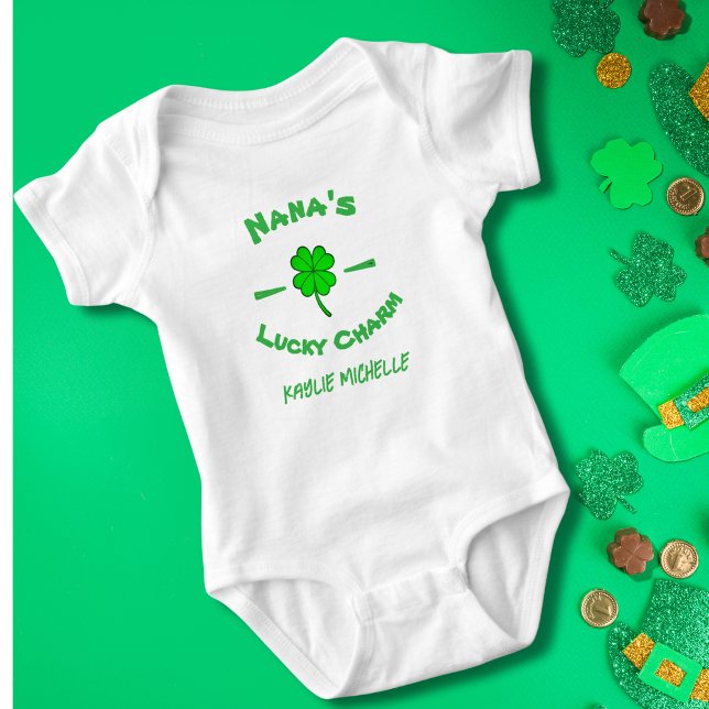 Personlig grön lyckosymbol för St. Patrick's Day T Shirt (Skapare uppladdad)