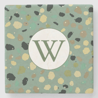Personlig grön Terrazzo-monogram Stenunderlägg