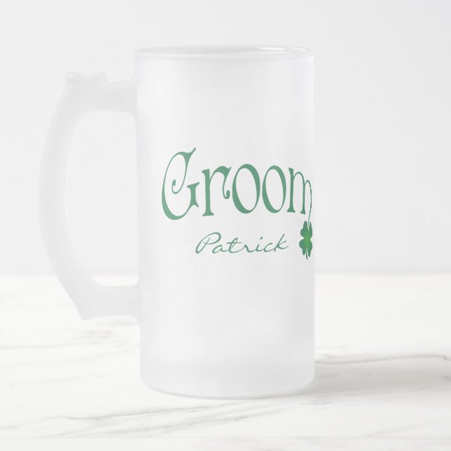 Personlig Grönt Shamrock Groom Beer Stein Frostat Ölglas (Vänster)