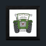 Personlig Grönt Tractor Landsbyggsbröllop Gift Minnesask<br><div class="desc">En gåva från traktorgården bröllop som kan vara personlig. Om du vill ändra storlek eller teckensnitt klickar du på redigeringsknappen för att anpassa ytterligare. Tappningen i traktorn är i en fin kräm och vit.</div>
