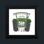 Personlig Grönt Tractor Landsbyggsbröllop Minnesask<br><div class="desc">En gåva från traktorgården bröllop som kan vara personlig. Om du vill ändra storlek eller teckensnitt klickar du på redigeringsknappen för att anpassa ytterligare. Tappningen i traktorn är i en fin kräm och vit.</div>