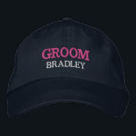 Personlig Groom Bachelor Party-Anpassningsbar Broderad Keps<br><div class="desc">Lägg till ett namn och den roll som ska spelas upp i bröllop genom att klicka på knappen "Personlig". Den här chicen och snyggtens tak fungerar som perfekten minnesmärke över en minnesvärd flykting med dina favoritkompisar. På framsidan av sockeln visas en häftande idrottsinspirerad "Groom"-typografi som på ett perfekt sätt fångar...</div>