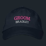 Personlig Groom Bachelor Party-Anpassningsbar Broderad Keps<br><div class="desc">Lägg till ett namn och den roll som ska spelas upp i bröllop genom att klicka på knappen "Personlig". Den här chicen och snyggtens tak fungerar som perfekten minnesmärke över en minnesvärd flykting med dina favoritkompisar. På framsidan av sockeln visas en häftande idrottsinspirerad "Groom"-typografi som på ett perfekt sätt fångar...</div>