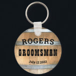 Personlig Groomsman Rustic Whiskey Barrel Nyckelring<br><div class="desc">Ge tack vare den här romerska whiskeydesignen med djärv western typografi. Anpassa den här designen med ditt Groomsman namn och bröllop-datum. Gör en underbar gåva.</div>