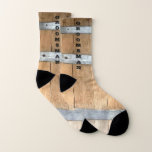 Personlig Groomsman Rustic Whiskey Barrel Socks Strumpor<br><div class="desc">Gör dina egna personligt bröllp-strumpor. Anpassa den här designen med din egen text. Anpassa den här designen ytterligare genom att markera länken "anpassa ytterligare" om du vill,  men varför inte göra den enkel att behålla.</div>