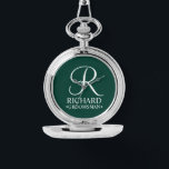Personlig Groomsmans Namn och Monogram Armbandsur<br><div class="desc">Elegant Black and White Personlig Groomsman Gifts med personlig monogram i skripttypsnitt för vit elegant stil med Groomsmans namn och rubrik i klassiskt serif font stil på emerald grönt bakgrund. Även perfekt för den bäste mannen,  far av bruden,  brudgummen,  maid of honor,  blomsterflickan,  budens mamma med mera.</div>