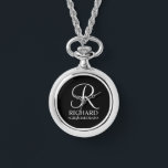 Personlig Groomsmans Namn och Monogram Armbandsur<br><div class="desc">Elegant Black and White Personlig Groomsman Gifts med personlig monogram i skripttypsnitt för vit elegant stil med Groomsmans namn och rubrik i klassiskt serif font stil på svart bakgrund. Även perfekt för den bäste mannen,  far av bruden,  brudgummen,  maid of honor,  blomsterflickan,  budens mamma med mera.</div>
