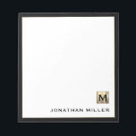 Personlig Guld Monogram Black White Anteckningsblock<br><div class="desc">Öka ditt skrivbordsspel med det här monogrammade anteckningsblocket som har klassisk blocktypografi och ett guld-medallionmonogram och svart trim. Anteckningsblocket innehåller utrymme för ditt namn eller din anpassningsbar, skapar perfekt för personlig använda eller professionell. Använda det att skriva anteckningar, idéer och påminnelser i stil. Det ger också en underbar gåva till...</div>