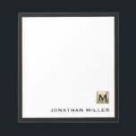 Personlig Guld Monogram Black White Anteckningsblock<br><div class="desc">Öka ditt skrivbordsspel med det här monogrammade anteckningsblocket som har klassisk blocktypografi och ett guld-medallionmonogram och svart trim. Anteckningsblocket innehåller utrymme för ditt namn eller din anpassningsbar, skapar perfekt för personlig använda eller professionell. Använda det att skriva anteckningar, idéer och påminnelser i stil. Det ger också en underbar gåva till...</div>