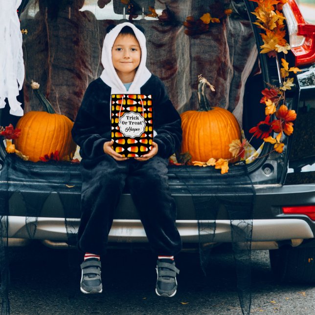 Personlig Halloween Candy corn Bus eller godis (Giant crazy candy corn adorn this trick or treat bag. Personalize with your kiddo's name!)