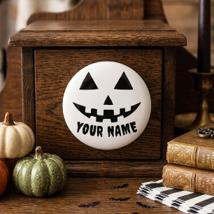 Personlig Halloween-pumpa med namn i svart och vit Knopp