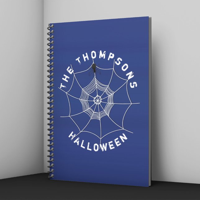 Personlig Halloweens Spindelnätsanteckningsbok Anteckningsbok (Blue Halloween notebook with spider web and spider design personalized with name.)