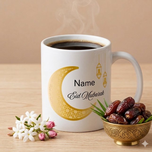 Personlig halvmåne Eid Mubarak kaffemugg (White ceramic mug with black coffee, featuring a golden crescent moon and lanterns)