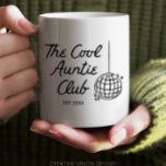 Personlig Hand plockade Coola Auntie Sister Gift Kaffemugg<br><div class="desc">Vi presenterar Coolan Auntie Klubb mugg - din perfekt är väg att den spännande nyheten om din gravid med din syster, bästa vän eller svärsyster! Denna charmerande och ett slags mugg, personlig med namn och året, ger en oförglömlig avslöjande. Bild ser överraskande och glad ut när de tar upp den...</div>