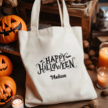 Personlig Happy halloween Bus eller godis Tygkasse<br><div class="desc">Omvandla ditt Halloween-trick eller behandla till en snyggt kväll ut med den här anpassningsbarna Happy halloween till väskan som kan personlig med en namn. Den här väskan, med sin spöken, men ändå vismisk charm, är säker på att skicka spinnar ner ryggrad och upphetsning genom dina vener! Redigera enkelt namn och...</div>
