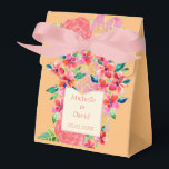 Personlig Hawaiiansk Tropisk Blommig Splash Presentaskar<br><div class="desc">Anpassa dina bröllopsgavor med parnamn,  bröllopsdatum och namnet på din bröllopsfestmedlem eller en rolig citat. Fria vattenfärgblommor stänks med tropisk färg. Hawaiianska blomelement i färger av mango apelsinis,  djungelgrön,  plumeria rosa.</div>