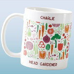 Personlig Head Gardener Kaffemugg<br><div class="desc">En roligt vegetabilisk konst mönster,  perfekt för din favoritträdgårdsmästare. Ändra texten från namn och trädgårdsmästare så att den anpassas. Originalkonst av Nic Squirrell.</div>