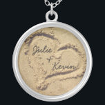 Personlig Heart i Sand Necklace Silverpläterat Halsband<br><div class="desc">Hjärtat i Sandhalsbandet,  med namn i bruden och brudgummen! Underbar gåva till alla som har ett strandbröllop,  eller till nygifta. En roligt flickvän och pojkvän blir också halsband!</div>