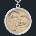 Personlig Heart i Sand Necklace Silverpläterat Halsband<br><div class="desc">Hjärtat i Sandhalsbandet,  med namn i bruden och brudgummen! Underbar gåva till alla som har ett strandbröllop,  eller till nygifta. En roligt flickvän och pojkvän blir också halsband!</div>