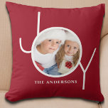 Personlig Helgdag Red Photo Kudde<br><div class="desc">Denna julfoto Pillow dekoreras med ord JOY i modern vit typografi på en burgundröd bakgrund. Gör en underbar keepégåva. Anpassade enkelt med ditt foto och namn.</div>