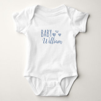 Personlig hjärtans namnskylt för babypojke t shirt