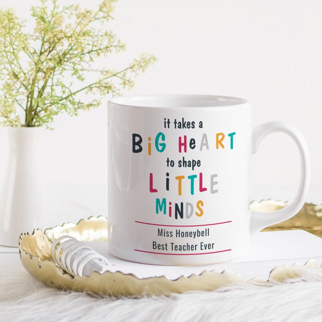 Personlig hjärtfull färgrik typografi kaffemugg (Teacher Gift mug with colorful lettering .. takes a big heart to shape little minds)
