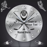 Personlig Hockey Clock, Underbara Hockey Team-gåvo Stor Klocka<br><div class="desc">Personlig Ice Hockey Wall Clock med 3 textrutemallar för din text eller Ta bort. Underbara Hockey Team Gifts for Hockey Players and Hockey Coach gifts. Skriv in deras nummer eller MONOGRAM, Team Namn eller Championship Text, Hockey Player eller Coachs Namn eller DELETE. CALL Designer Linda: 239-949-9090 för att byta Grått...</div>
