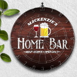 Personlig Home Pub Tema Darttavla<br><div class="desc">Roligt-barware-dekantering med den här personligen-brädan som innehåller första namn,  paret,  familjen eller företaget namn. Cute Clipart vin glas och ölstein på en faux valnötskal. Personlig för en engångsgåva.</div>