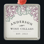 Personlig Home Vin Cellar Julgransprydnad Metall<br><div class="desc">Ge vin älskare i ditt liv med den här personlig vin-källaren julprydnad med en arbour av druvor och löv av druvor i en rustisk vintage som etsas stil. Anpassa med din familj namn,  "vin-källare" och år etablerat. En unik och tankeväckande gåva till nyfödda,  nya husägare och alla vin älskare!</div>
