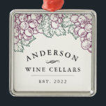 Personlig Home Vin Cellar Julgransprydnad Metall<br><div class="desc">Ge vin älskare i ditt liv med den här personlig vin-källaren julprydnad med en arbour av druvor och löv av druvor i en rustisk vintage som etsas stil. Anpassa med din familj namn,  "vin-källare" och år etablerat. En unik och tankeväckande gåva till nyfödda,  nya husägare och alla vin älskare!</div>