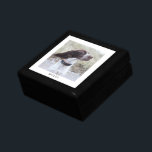 Personlig Hund Pet Photo Wood Keepsak Box Minnesask<br><div class="desc">En söt personlig fotovirke lackerad keepsakbox . Lägg till ett foto av din hund eller något annat husdjur,  eller vem som helst du kärlek till den här keepsakens eller presentboxen. Keramiskt plattlock. Byt ut exempelfotot mot ett eget favoritfoto.</div>