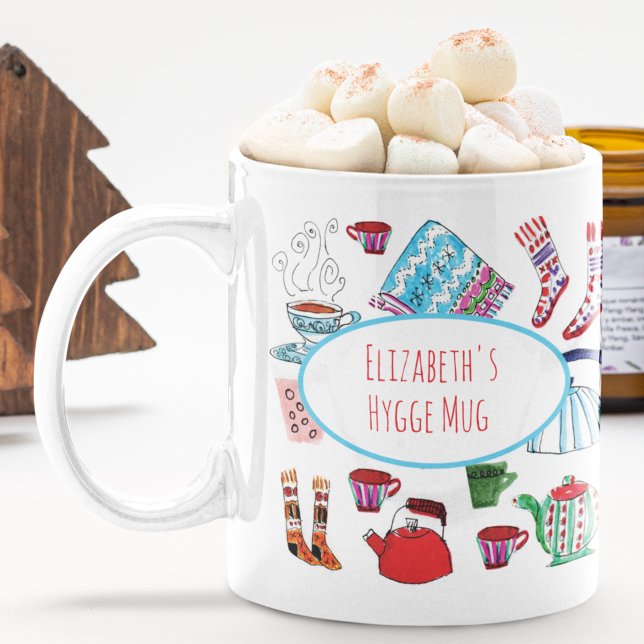 Personlig Hygge Hand plockade Retro Winter Coffee Kaffemugg (This retro cozy Christmas mug features my own hand-drawn colorful hygge ski lodge images.)