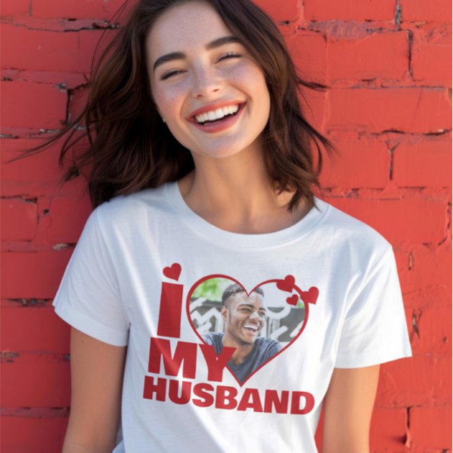 Personlig I Kärlek Mitt Make Hjärtfoto T Shirt (Personalized I Love My Husband Heart Photo T-Shirt by Ricaso. Add your own photograph to this shirt)