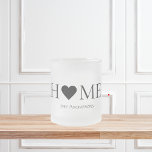 Personlig i modern Minimal hemfamilj Frostad Glasmugg<br><div class="desc">Välkommen till vår moderna samling av minimala hemfamiljer på Zazzle - perfektens destination för personliger som höjer ditt hem och firar familjeband. Vårt genomtänkta urval av produkter blandar sömlöst ihop contemporaryns design med familjens värme och skapar ett unikt och snyggtens beröring för dina livsmiljöer.</div>