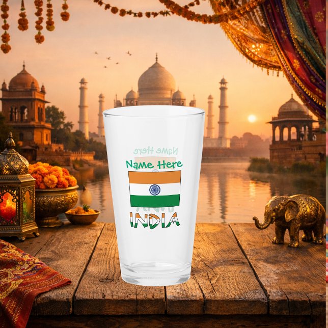 Personlig indisk flagga tvåsidig design glaskopp (Personalized drinking glass with Indian Flag, INDIA below in flag colors. Above green text for name.)