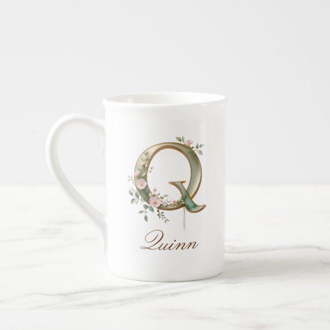 Personlig Initial Q i Guld med Blommönster Benporslin Mugg (Vänster)