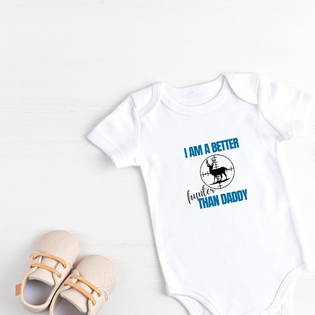 Personlig jag är en bättre jägare än pappa t shirt (Personalized I am a better hunter than daddy baby outfit)