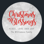 Personlig jul Blessings Silver och Red Runt Klistermärke<br><div class="desc">Vackra och traditionella jultomter, silver-kuvertsäl eller juldekaler. Det börjar med en mjuk bakgrund av silver grått som har mjuka cirklar och ljuspunkter i det. Jul Blessings är skrivet i ett helgdag rött skript. Freden, Kärlek och Joy är skrivna nedan i mörk grått Capital brev. Ditt namn är strax under. Fred,...</div>