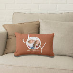Personlig Jul-Helgdag Joy Rust Photo Lumbarkudde<br><div class="desc">I snyggt dekoreras julfoto Pillow med ord JOY i modern vit typografi på terracotta-bakgrund. Anpassade enkelt med ditt foto och namn.</div>
