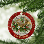 Personlig jul Music Fransk Horn Julgransprydnad Keramik<br><div class="desc">Anpassa den här prydnaden för dig själv eller som en gåva till en musik i älskare. Franskens horn i centrum dekoreras för jul med gräs sprickor, gryga löv, röda bär och blommor, med en bakgrund av en vintage lakan-musikjulklapp sång. Omkring kant simuleras röd metallisk med guld musik noter, även dekorerad...</div>