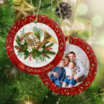 Personlig jul Music Fransk Horn Photo Julgransprydnad Keramik<br><div class="desc">Anpassa den här prydnaden för dig själv eller som en gåva till en musik i älskare. Franskens horn i centrum dekoreras för jul med gräs sprickor, gryga löv, röda bär och blommor, med en bakgrund av en vintage lakan-musikjulklapp sång. Omkring kant simuleras röd metallisk med guld musik noter, även dekorerad...</div>