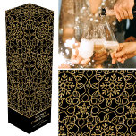 Personlig jul Snowflake Black Guld Gift Presentask För Vinflaska<br><div class="desc">Lägg till wowen till flaska i vin eller Champagne med en personlig presentbox! Den här elegantens vintertemainriktade utformning visar ord "God jul och kan vara personlig med mottagarens namn eller en familjs namn och helgdag. En snyggt över hela mönster med sammankopplade blomformer, hjärtformade blad och dekorativt snöflingor. Utskrivet med faux...</div>