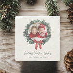 Personlig Julandedräkt med Photo och Namn Stenunderlägg<br><div class="desc">Lägg till en personlig beröring till firande med den här Personligen Underlägg av julfransen med ditt foto och namn. Utformningen av festiv krans för med sig charm och värme till din bord-deka samtidigt som yta skyddas. Denna varaktiga underlägg är perfekt för helgdag eller som en tankfull anpassningsbar för vänner och...</div>
