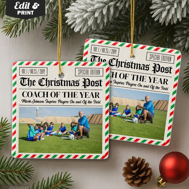 Personlig julcoachpresent för sportnyhetstidning C Julgransprydnad Keramik (Custom Christmas Coach Gift Sports Newspaper Coach Ceramic Ornament)