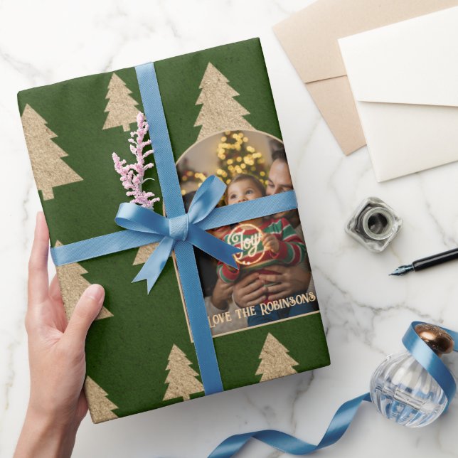 Personlig julfoto med rustik städsegrön julgran presentpapper (Gifting)